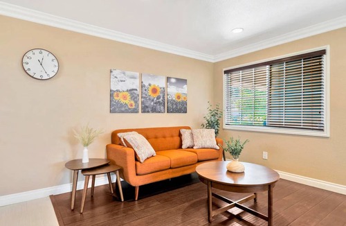 Tustin House | 169 m² House ∙ 3 bedrooms ∙ 6 guests