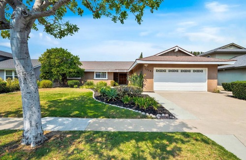 Tustin House | 169 m² House ∙ 3 bedrooms ∙ 6 guests