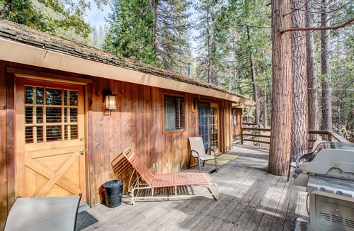 North Wawona Cabin | (17B) Tyler's Timber Lodge at The Redwoods In Yosemite