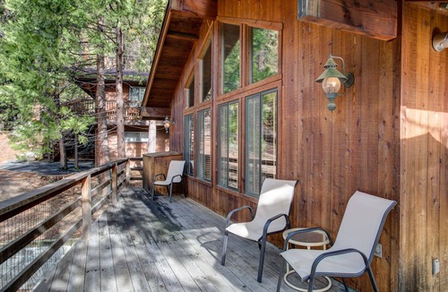 North Wawona Cabin | (17B) Tyler's Timber Lodge at The Redwoods In Yosemite