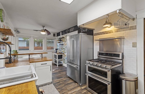 Riverside House | 1919 Modern Craftsman Casita with Backyard Oasis - New AC - Free EV Charging