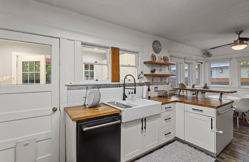 Riverside House | 1919 Modern Craftsman Casita with Backyard Oasis - New AC - Free EV Charging