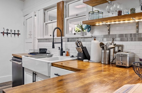 Riverside House | 1919 Modern Craftsman Casita with Backyard Oasis - New AC - Free EV Charging