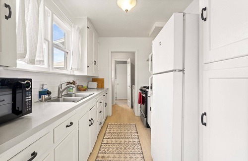 Inglewood House | 1920s Inglewood LAX Bungalow House Parking W/D