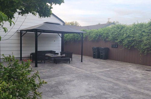 Northridge Apartment | 1BD/1BTH Unit/Queen Bed/Queen Sofa Bed/Wi-Fi/PARKING/EV/UTILITIES