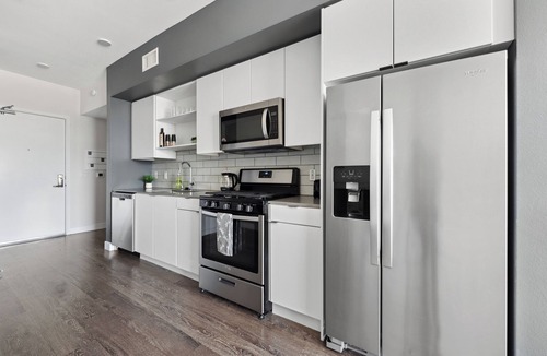 Beverly Grove Apartment | 1bdr getaway in Hollywood w/Free Parking, Gym, Pool
