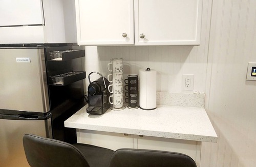 Woodland Hills House | 1BR/1BA with Washer/Dryer, Walk to Kaiser