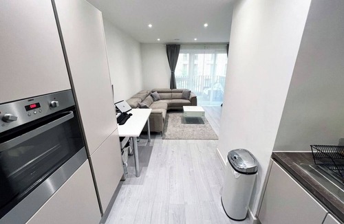 West Hendon Apartment | 1BR City Escape | Free Gym | Wembley & Kings Cross