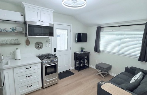 Simi Valley House | 1br Suite Kitchen Fireplace Private Entry