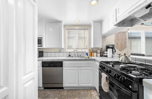 El Segundo House | 2/2 Beach Bungalow With Ocean Views & Parking!