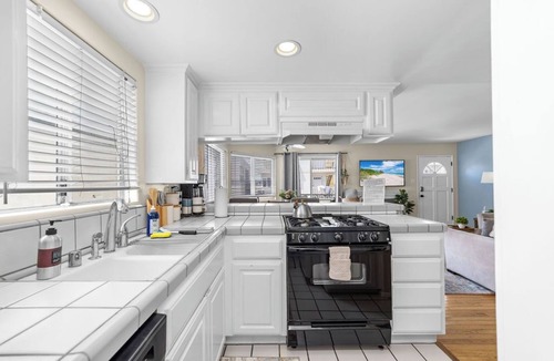El Segundo House | 2/2 Beach Bungalow With Ocean Views & Parking!