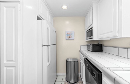 El Segundo House | 2/2 Beach Bungalow With Ocean Views & Parking!