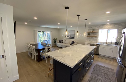 Loma Alta House | 2.5 mi beach~fresh & comfy 3 bedroom~Sleeps 8