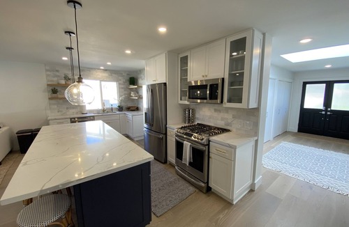 Loma Alta House | 2.5 mi beach~fresh & comfy 3 bedroom~Sleeps 8