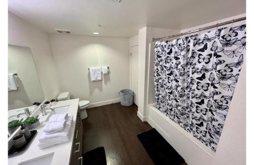 Santa Ana Apartment | 2 Bdrm near South Coast Disneyland & Conv cntr