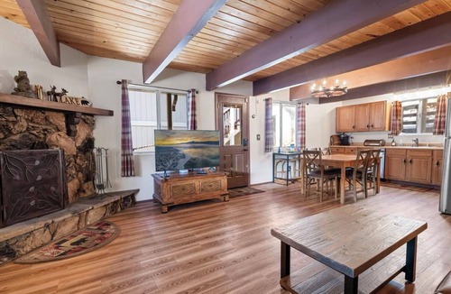 Fox Farm House | 2 Bed 1.5 Bath Cabin. Spa, Fireplace, Dogs Welcome
