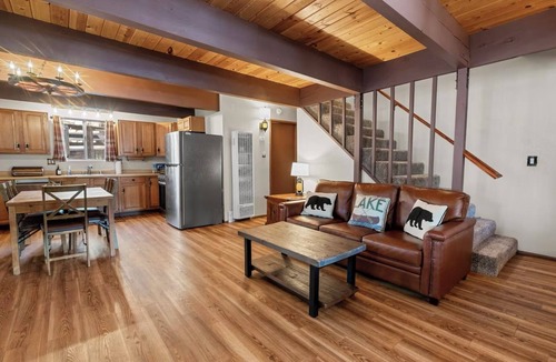 Fox Farm House | 2 Bed 1.5 Bath Cabin. Spa, Fireplace, Dogs Welcome