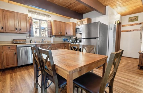 Fox Farm House | 2 Bed 1.5 Bath Cabin. Spa, Fireplace, Dogs Welcome