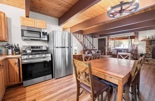 Fox Farm House | 2 Bed 1.5 Bath Cabin. Spa, Fireplace, Dogs Welcome