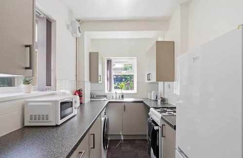 Walsall House | 2 bed Home with Free Parking