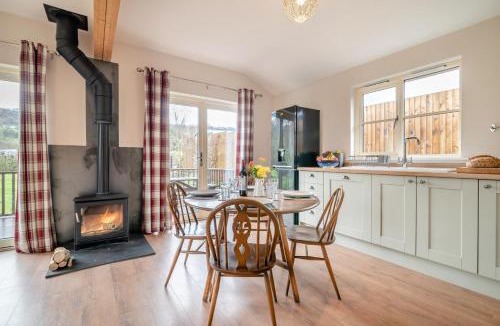 Dursley Cabin | 2 Bed in Coaley oc-r34730
