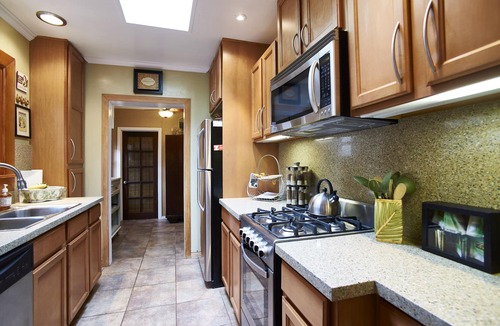 Old Towne House | 🍍2 Bed “PINEAPPLE BUNGALOW” 🌀Steps to Ocean & Main St.🌀 Relax @ the Ocean 🌊🏖️