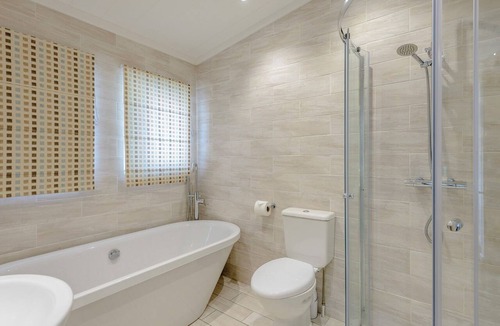 Ryde Ski Chalet | 2 bedroom accommodation in Wootton Bridge, Nr Cowes