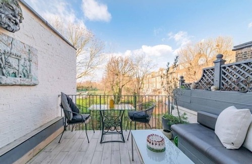 Little Venice Apartment | 2 bedroom flat with roof terrace in maida vale
