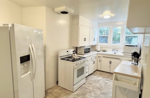 Westwood House | 2-bedroom furnished in west Los Angeles with all utilities , cable and WiFi.