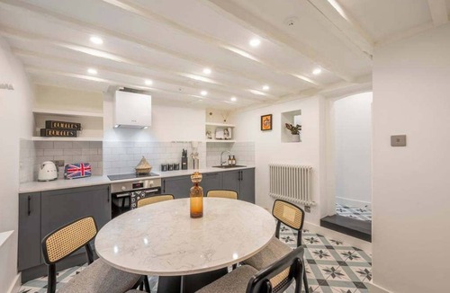 London City Centre House | 2-Bedroom Harry Potter-Inspired House Sleeps 6