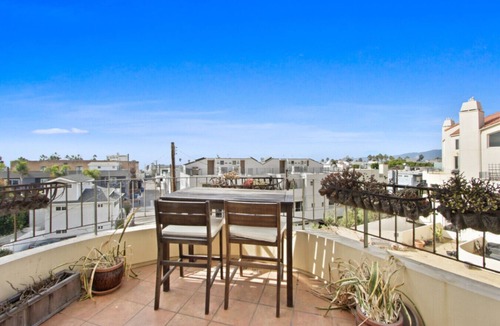 Venice Apartment | 2 Bedroom +Loft 1 block to Beach