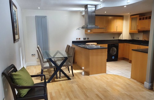 Isle of Dogs Apartment | 2 bedroom luxury waterfront apartment in Canary Wharf, London E14