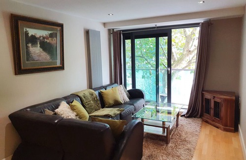 Isle of Dogs Apartment | 2 bedroom luxury waterfront apartment in Canary Wharf, London E14
