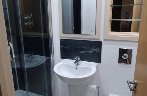 Isle of Dogs Apartment | 2 bedroom luxury waterfront apartment in Canary Wharf, London E14