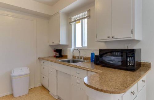Rampart Village House | 2 Bedroom Mid-Wilshire Charmer close to Downtown