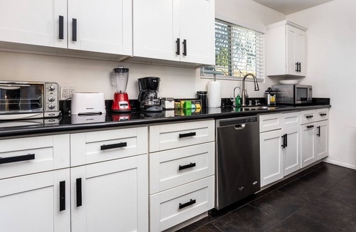 Culver - West Apartment | 2 Bedroom Minutes to Venice Beach large private Yard