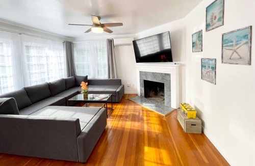 Middletown House | 2 Bedroom - Ocean View, Hot Tub, Parking - 8 Guest