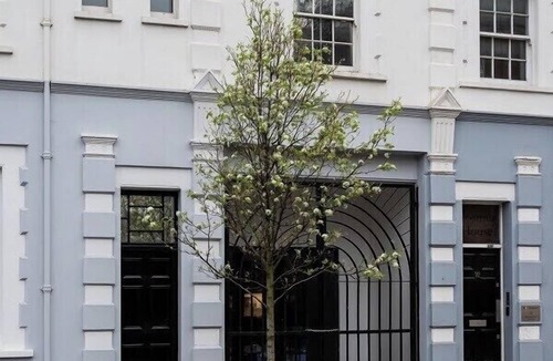 Queen's Park Apartment | 2 Bedroom Stylish Stay Perfect for Extended Stays w/Kitchen