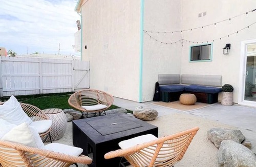 North Redondo House | 2 Bedroom Townhouse with Private Backyard 8 min from the beach