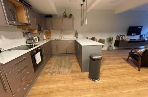 Riverside Apartment | 2 beds by Tower Bridge, Walk to Sights & Dining