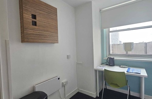 Coventry City Centre Apartment | 2 Budget En-Suite Rooms with Shared Kitchen