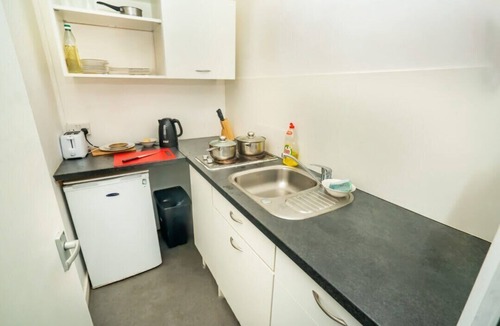 Coventry City Centre Apartment | 2 Budget En-Suite Rooms with Shared Kitchen