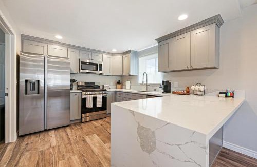 Linda Vista House | 2 Homes in 1 Sleeps 18 10 Min to Zoo and Beach