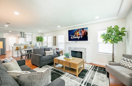 Alhambra House | 2 Homes on One Property, near DTLA 6bd-3ba, btw Disney & Hollywood!