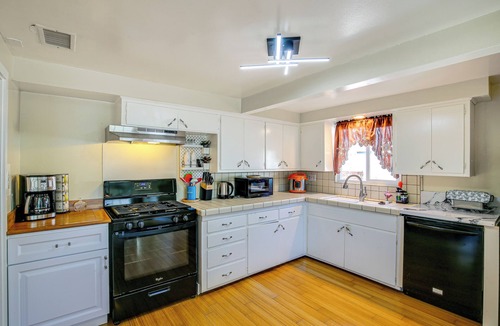 Belmont Heights House | 2 Mi to Ocean: Long Beach Home w/Gas Grill!