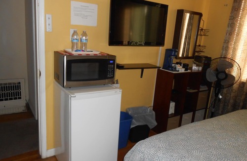 Sun Valley Bed & Breakfast | 2 Miles Burbank Airport & Amtrak, 6-7 Miles Universal City, 10 Miles Hollywood