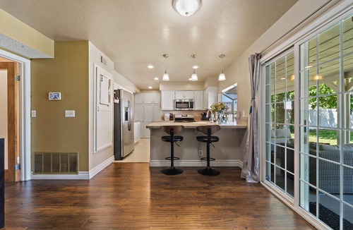 Palmdale House | 2 min to Hospital! Dreamy Desert Oasis 4B/3B Palmdale Hilltop Retreat