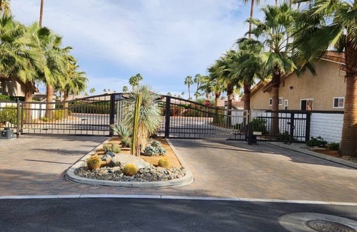 Cathedral City House | 2 minutes to casino, large private pool w/jacuzzi, tennis, gym, hiking trails