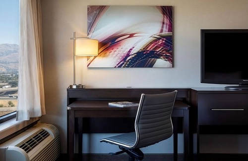 Milpitas Hotel | 2 Relaxing Accommodations in Milpitas' Tech Hub! Fitness Center, Pets Allowed!