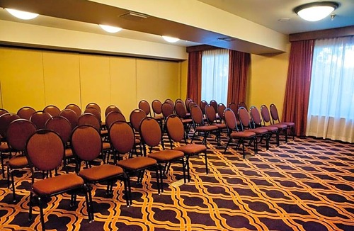 Raisin Hotel | 2-Star Hotel ∙ Hampton Inn & Suites Fresno